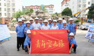 集團(tuán)公司團(tuán)委為洛陽市濱河新村改造項(xiàng)目青年突擊隊(duì)授旗！